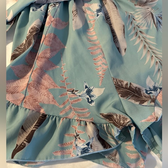 Blue Blush Womens Tropical Flora Print
Short Sleeve Ruffle Hem Romper Size S - Picture 8 of 8